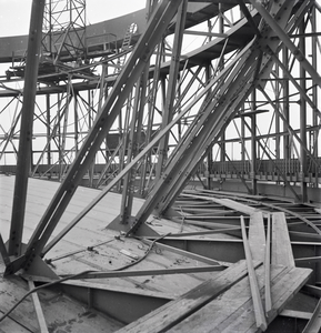 858523 Afbeelding van de bouw van de nieuwe gashouder van de P.E.G.U.S. in de polder Lageweide te Utrecht.